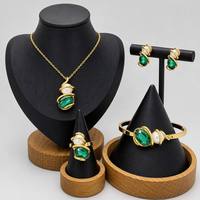 Luxuriöses 316L Edelstahl CZ Schmuckset Vergoldetes Spiralförmiges Armreif Armband Halskette Ring Ohrstecker Damenmode