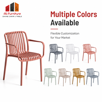 Chaise de salle à manger empilable en plastique avec accoudoirs, dossier ajouré à lattes, légère, pour intérieur, extérieur, patio, café, restaurant