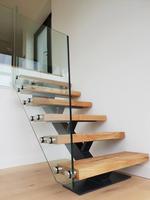 Escalier en acier à poutre monobloc avec marches en chêne, qualité commerciale, durable