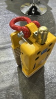 Lève-dalle en pierre de 1300kg entièrement automatique avec gamme doublée de caoutchouc blanc outils de levage de pince en ardoise en pierre de marbre de granit