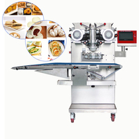 Machine automatique de fabrication de biscuits fourrés, de biscuits farcis, de kibbe, de kebbe, de kibbeh, de mooncakes, de kubba, de mamoul, de machines à encrustation