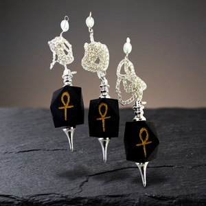 Pendentif Hexagonal en Argent Gravé à la Main avec Agate Noire, Symbole Ankh, Thème Chakra, Artisanat Religieux pour Guérison Reiki et Méditation - Product Image 1
