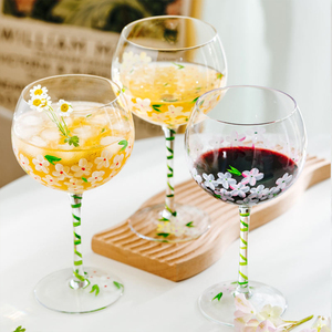 Verre à vin floral peint à la main avec logo personnalisé OEM, pied torsadé esthétique, grand volume, pour mariage, hôtel, café - Product Image 3