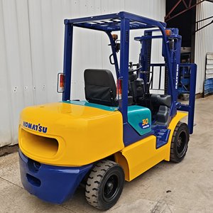 Chariot élévateur diesel Komatsu FD30 d'occasion de 3 tonnes avec déplaceur latéral hydraulique, pneus pleins, mât à deux étages, dimensions des fourches 1220*125*50 - Product Image 3