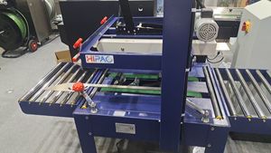 Machine de scellage de boîtes semi-automatique HIPAC 2025 FXJ6050, application chimique, scellage à froid, scelleuse de cartons, emballage de caisses en bois - Product Image 2