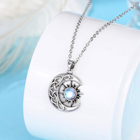 Colliers de femmes en forme de soleil et de lune avec pierre d'opale imitée Placage d'argent Colliers de pendentifs de mariage pour femmes