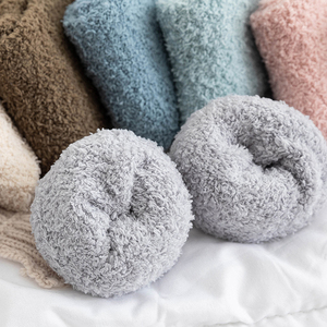 جوارب نسائية شتوية بشعار مخصص على شكل قلب مطرز جوارب نوم شتوية مريحة من Fuzzy للمنزل للنساء - Product Image 3