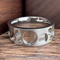 Anneau en titane personnalisé de 8 mm avec un motif de points variés, style classique pour la fabrication de bagues de fiançailles pour hommes