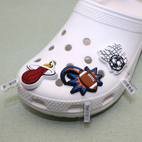 Nouveaux Breloques de Chaussure en PVC Personnalisées pour Clogs, Animaux Marins, Dessins Animés, Baseball, Sports, Papillons, Rugby, Basketball, Football, en Gros