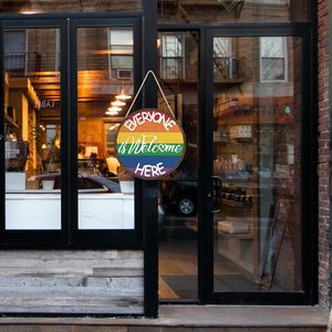 Letrero de Madera 'Todos son Bienvenidos Aquí', Placa Redonda Colgante con Arcoíris, Decoración Rústica Inspiradora para Puerta Principal, Letrero de Bienvenida Multicolor para Pared - Product Image 3