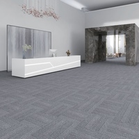 Dalles de moquette PP à motif linéaire moderne 50x50 pour l'extension spatiale, revêtement de sol modulaire pour bureaux compacts et salons de beauté