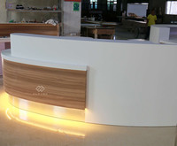 Comptoir de réception incurvé en marbre artificiel moderne pour hôpital et hôtel, durable et renouvelable, garantie 10 ans