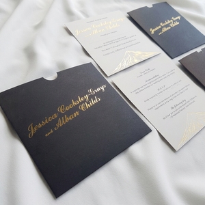ซองกระดาษแข็งเนื้อนุ่มสีดำด้านพรีเมียมสำหรับบรรจุภัณฑ์บัตรของขวัญสปาและนวดพร้อมช่องสำหรับสอดนิ้วโป้ง - Product Image 2