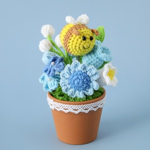 Adornos de Mesa Hechos a Mano: Abejas Pequeñas de Hilo de Lana Tejidas a Crochet, Macetas, Plantas en Maceta, Mezcla de Margaritas, Lirios y Orquídeas - Product Image 3