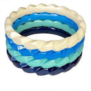 Nouveau bracelet en résine vintage au design élégant, bracelet sculpté, bijoux faits à la main, bijoux de mode, anniversaire de mariage pour femmes - Product Image 1
