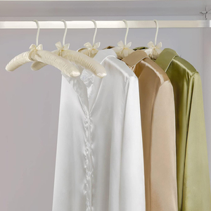 <span class=keywords><strong>Cintre</strong></span> <span class=keywords><strong>en</strong></span> tissu doux mousse épaisse <span class=keywords><strong>soie</strong></span> ivoire rembourré Satin cintres pour robe - Product Image 3