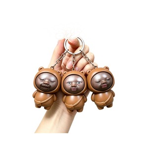 Porte-clés en métal en forme d'ours à capuche marron, poupée de dessin animé à pression pour changer d'expression, figurine à presser qui change d'expression - Product Image 2