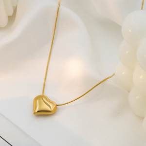 Heart Shaped Gold Clavicle Chain Necklace For Women Titanium Steel Pendant Gift Jewelry - Product Image 4