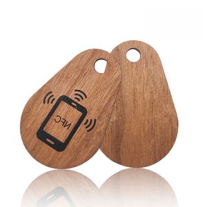Porte-clés en bois de cerisier gravé de haute qualité, porte-clés en bois d'époxy NFC RFID - Product Image 3