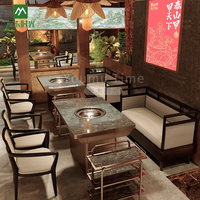 Ensemble de mobilier commercial moderne et personnalisé pour hôtels et restaurants de type Hot Pot, avec table à pieds métalliques, chaises en bois massif et banquette.