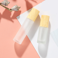 Flacon roll-on de 10 ml pour huile de parfum avec bouchon en bois naturel ou noir, finition mate givrée, anti-fuite, en gros, en stock