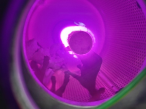 Nettoyeur plasma RF sous vide avec chambre à plasma à rouleaux pour l'impression de jouets en PEEK et machine de nettoyage plasma - Product Image 3
