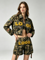 Ensemble 2 pièces camouflage pour femme : veste courte et short cargo, avec effet éclaboussures de peinture graffiti, patch lettre effet serviette, clouté et strass, style streetwear