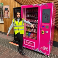 Máquina expendedora de pestañas postizas con adhesivos gratis, SDK de IA, pantalla táctil de 32 pulgadas, gestión basada en la nube, 4G/WiFi, para centros comerciales, belleza y pendientes