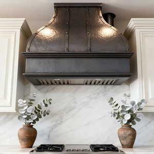 Cappa da cucina in rame martellato personalizzata con finitura ORB Patina, design architettonico a parete - Product Image 4