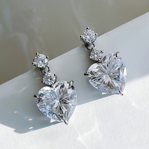 Orecchini a Cuore per Donne, Eleganti Accessori per Orecchie da Indossare Quotidianamente, per Outfit Casual e Regalo - Product Image 1