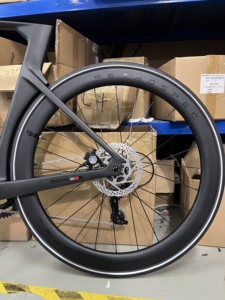 Bicicleta de Carretera Ligera R10 Pro de 22 Velocidades, de Fibra de Carbono, con Frenos de Disco, Diseño Aerodinámico, Versión Deportiva R10-Sports 22, en Oferta - Product Image 2