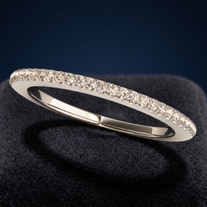 Fede nuziale in oro bianco 14k con diamante da 1/8 carati incastonato a conchiglia e moissanite a pavé per occasioni speciali - Product Image 3