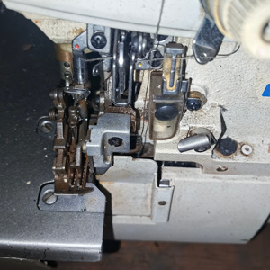 Machine à coudre surjeteuse industrielle JUKIS 6714, usage domestique, automatique, bon état, moteur d'origine réparé, réparée en atelier, JUK - Product Image 4