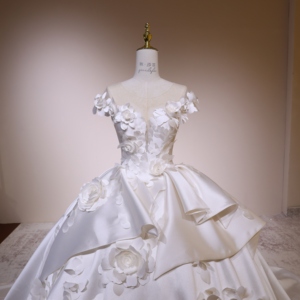 Robe de mariée classique style princesse en satin, avec corset illusion aux épaules, péplum à volants, appliques florales 3D et traîne chapelle - Product Image 5