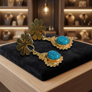 Hermosos Pendientes Largos Jhumka Hechos a Mano con Diseño Floral, Latón Chapado en Oro, Adornados con Turquesa, Estilo Minimalista, Certificados para Mujer - Product Image 2