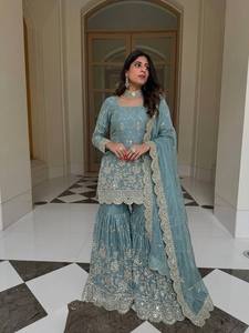 Ensemble Sharara en soie GMY pure et lourde avec broderie et travail de sequins, orné de miroirs faits à la main, avec haut à manches longues et dupatta. - Product Image 3
