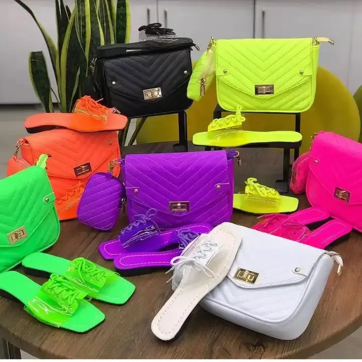2023 हॉट बिक्री महिलाओं पारदर्शी चप्पल वर्ग फुट की अंगुली कैंडी रंग चप्पल और बैग पर बाहरी पर्ची महिला वसा जेली चप्पल और बैग पर