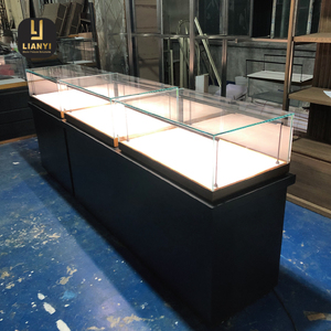 Vitrine ultra-transparente fabriquée avec du verre extra-blanc à faible teneur en fer pour une transmission lumineuse maximale et une vue cristalline - Product Image 1