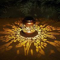 Lámpara LED Solar IP65 Impermeable con Sensor de Luz y Control Remoto, Haz de 360°, Araña de Hierro Forjado Hueca para Jardín y Patio Exterior, CRI 80