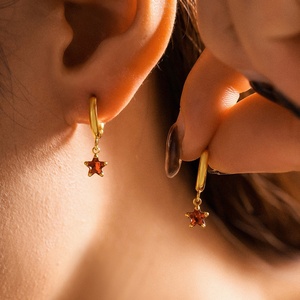Pendientes Clásicos de Estrella de Cinco Puntas Chapados en Oro de 18K, Joyería de Moda, Pendientes de Acero Inoxidable con Diamantes de Cristal Coloridos - Product Image 2