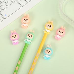 Vente en gros de protège-stylos en PVC souple personnalisés, avec image de poupée de dessin animé, accessoires de papeterie pour l'école primaire, embouts de crayon en plastique - Product Image 3