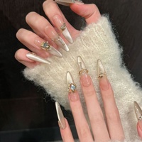 Faux Ongles à Presser pour Femme, Longs Amande, Nude Champagne, avec Perles, Chrome Doré, Cristaux et Breloques pour Fermoirs, Luxe Glamour
