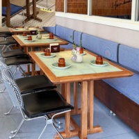 Table de restaurant en céramique carrée avec plateau en céramique et structure en bois massif, table de bistrot commerciale pour café, hôtel