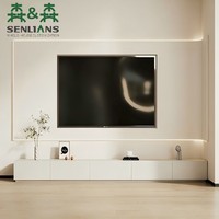 Meuble TV mural moderne de luxe beige et chocolat avec base flottante, deux colonnes d'affichage lumineuses et panneau latéral à lattes foncées