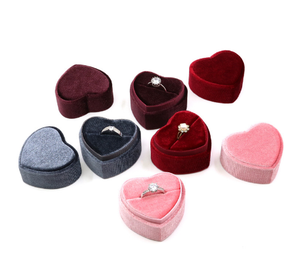 Boîte à bague personnalisée en forme de cœur vintage - Matériau en velours rose, emballage cadeau haut de gamme pour bijoux de mariage et de fiançailles - Product Image 2