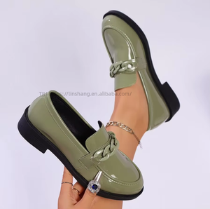 Calzado de Mujer a la Moda en Charol con Plataforma y Decoración de Cadena Negra en Mocasines para Uso Diario - Product Image 2