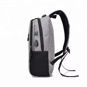 Mochila para ordenador portátil de negocios con logotipo personalizado con tela Oxford USB y forro de poliéster cierre de cremallera patrón de letras para hombres - Product Image 3