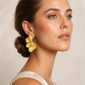 Pendientes florales delicados antideslustre de acero inoxidable con baño de oro de 18K para mujer - Product Image 2