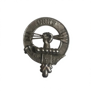 Ceci est un badge de casquette avec le blason du clan Brodie, souvent fabriqué en étain. - Product Image 1