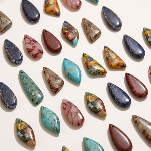 Pendentifs en mosaïque de pierres précieuses |   Breloque en pierres naturelles avec attache en acier inoxydable plaqué or 18K PVD |   Imperméable Hypoallergénique Durable - Product Image 6